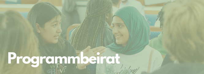 Titelbild mit Mentor:innen und Mentees bei B-You! bei einer gemeinsamen Veranstaltung, Foto mit grünem Overlay und Beschriftung: Programmbeirat