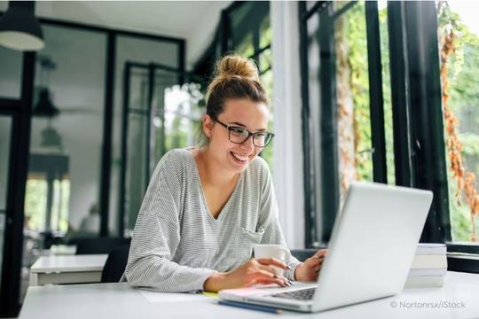 Bild einer jungen Frau mit Brille an einem Arbeitsplatz mit Laptop am Fenster, Beschriftung Direkteinstieg