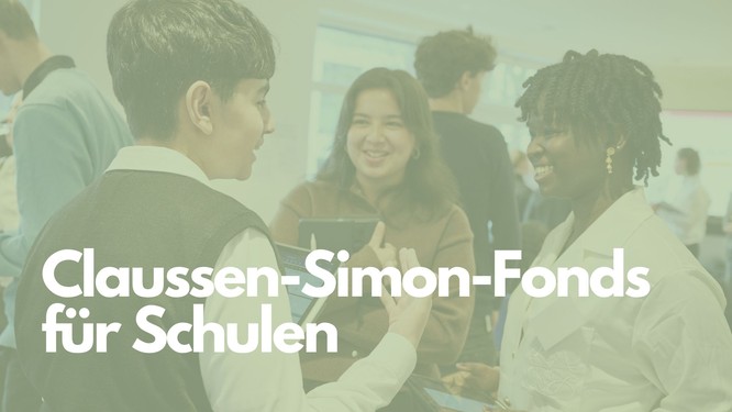 Drei Schüler:innen stehen zusammen und lachen, alle drei halten Tablets in der Hand. Bild mit grünem Overlay und der Beschriftung: Claussen-Simon-Fonds für Schulen.