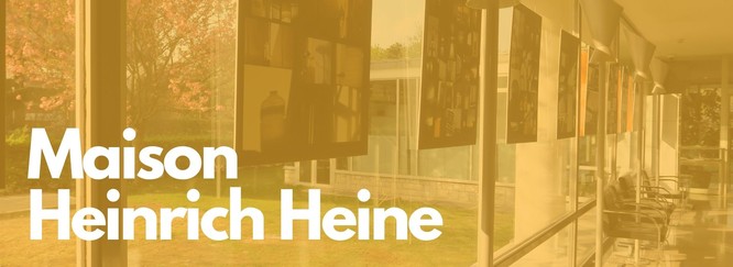 Titelbild: Blick aus dem Foyer der Maison Heinrich Heine, an den Fenstern sind Zeichnungen ausgestellt, Foto mit gelbem Overlay und Beschriftung: Maison Heinrich Heine