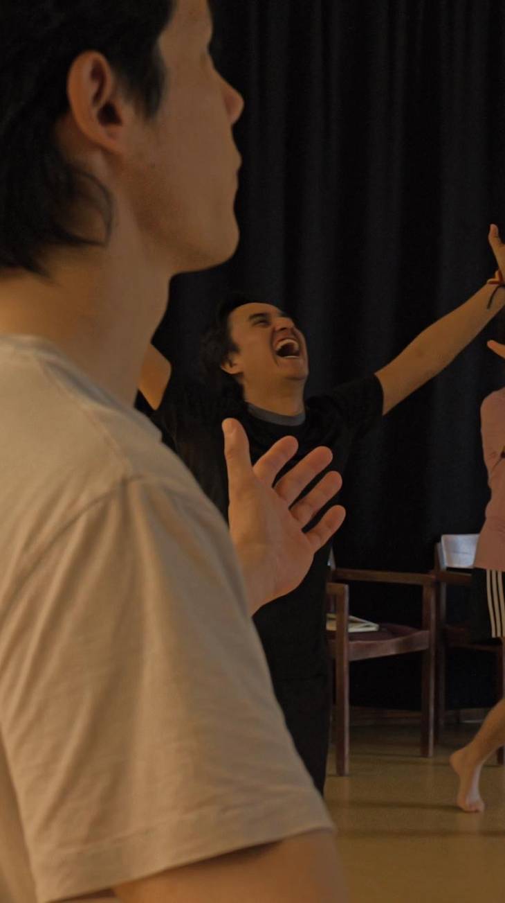 Foto von Personen, die wild gestikulieren.