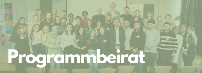 Titelbild: Gruppenfoto von Horizonte-Geförderten bei einer Veranstaltung, Foto mit grünem Overlay und Beschriftung: Programmbeirat