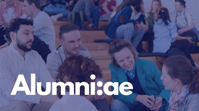 Foto einer Gruppe Stipendiat:innen. Darauf ein blaues Overlay mit dem Text: Alumni:ae