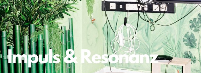 Titelbild mit einer Detailaufnahme einer Zimmerecke mit künstlichem Bambus und Kabeln, Foto mit Beschriftung: Impuls & Resonanz
