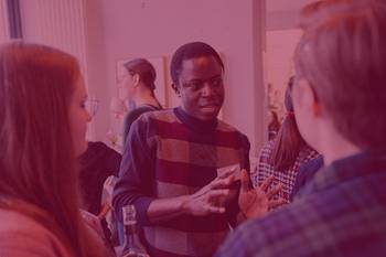 Bild mit drei Stipendiat:innen im Gespräch, Foto mit rotem Overlay und Beschriftung Dissertation Plus