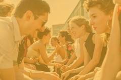 Bild mit stART.up-Stipendiat:innen zweier Jahrgänge gegenüber sitzend im Austausch, Foto mit gelbem Overlay