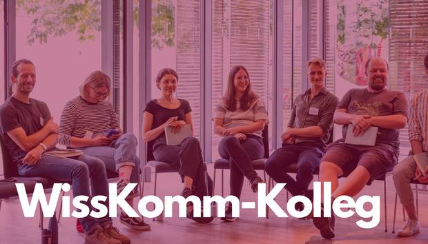Bild vom WissKomm-Kolleg auf Gut Siggen, Foto mit rotem Overlay und Text WissKomm-Kolleg