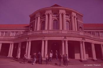 Bild des Hauptgebäudes der Universität Hamburg von außen, Foto mit rotem Overlay und Beschriftung: Postdoc Plus