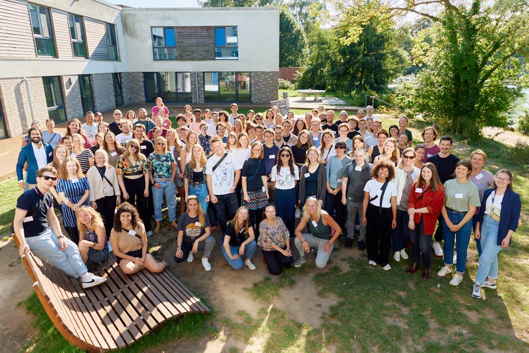 Gruppenbild der Teilnehmenden am Stipendiat:innentreffen in Ratzeburg