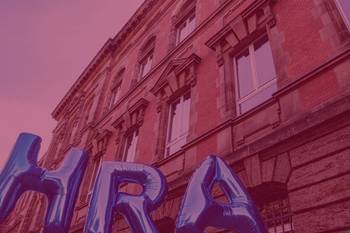 Bild eines Gebäudes mit drei Luftballons, die den Schriftzug HRA bilden, Foto mit rotem Overlay und Beschriftung Projektförderung