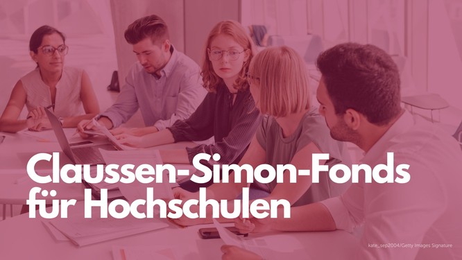 Titelbild: Studierende sitzen an einem tisch mit Laptops und Notizen und arbeiten gemeinsam, Foto mit rotem Overlay und der Beschriftung: Claussen-Simon-Fonds für Hochschulen