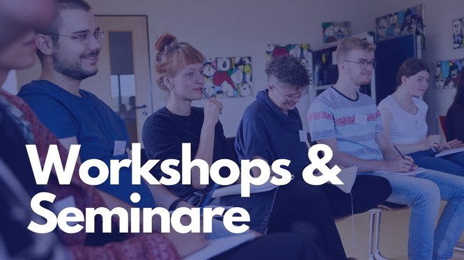 Fotos von jungen Menschen in einem Workshop. Darauf ein blaues Overlay mit dem Text: Workshops und Seminare