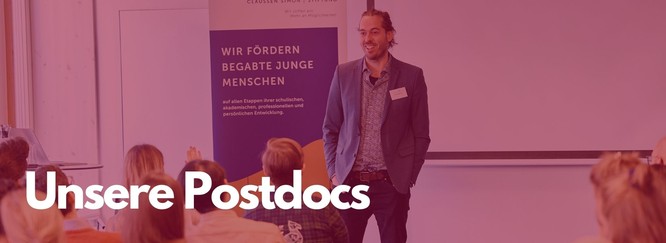 Titelbild: Dr. Sam Penderbayne trägt beim Neujahrssymposium vor, Foto mit rotem Overlay und Beschriftung: Unsere Postdocs